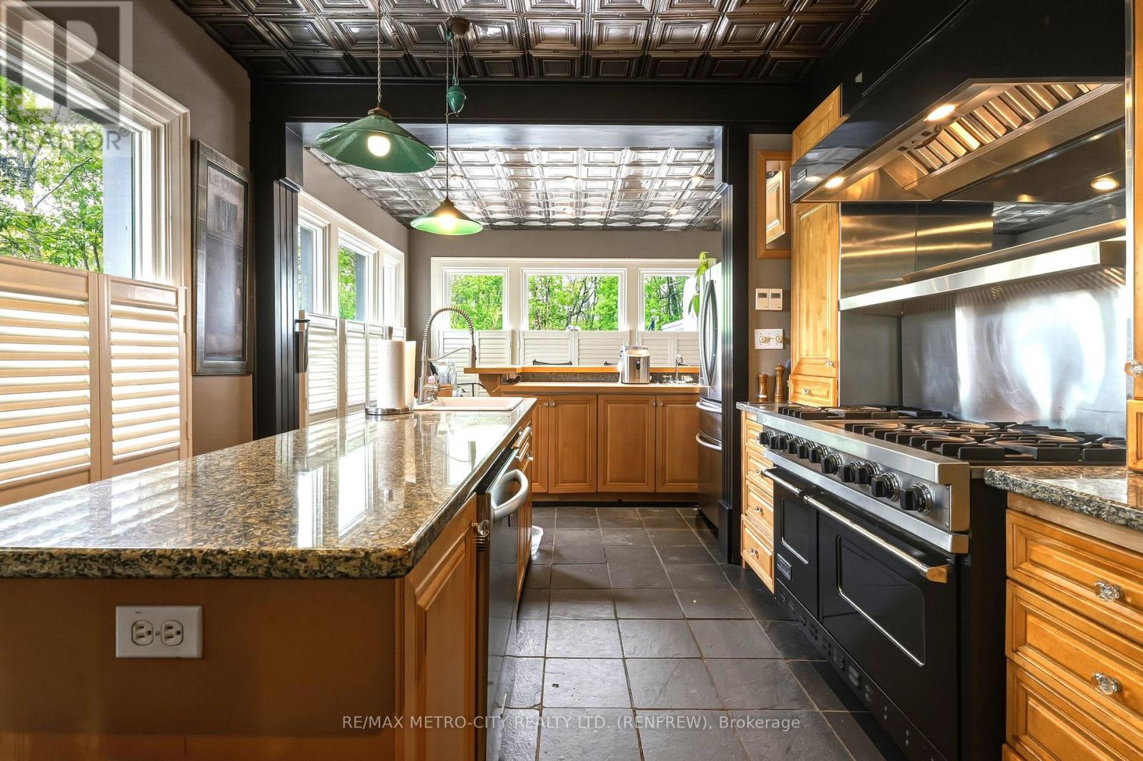 560 RAGLAN STREET S - 13