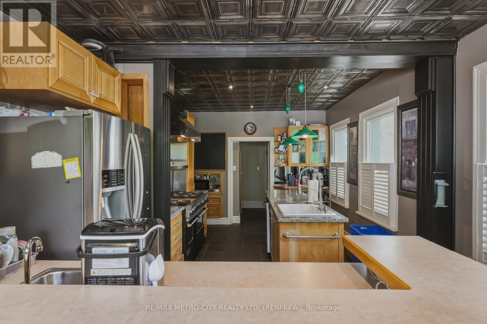 560 RAGLAN STREET S - 17