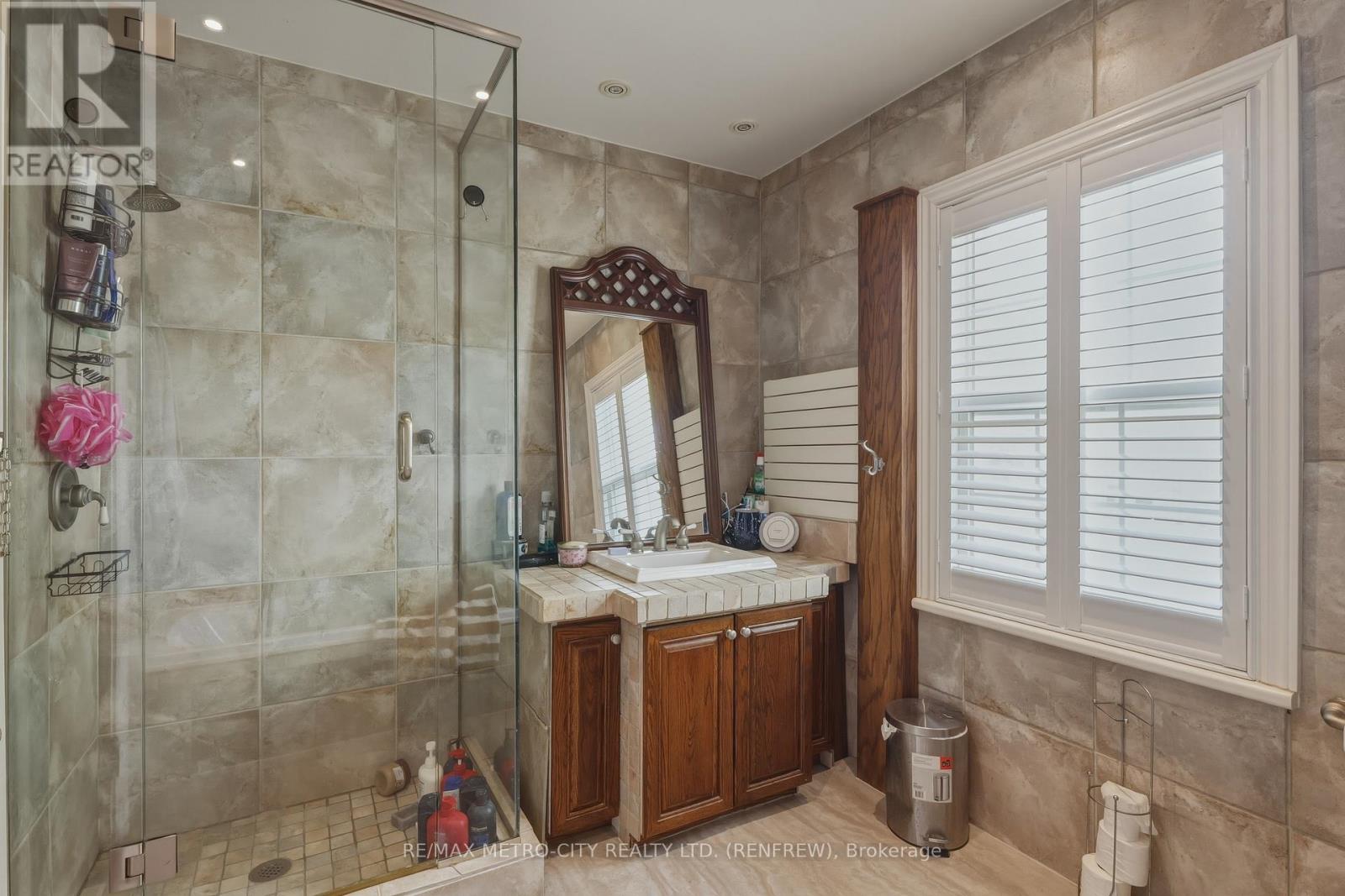 560 RAGLAN STREET S - 28