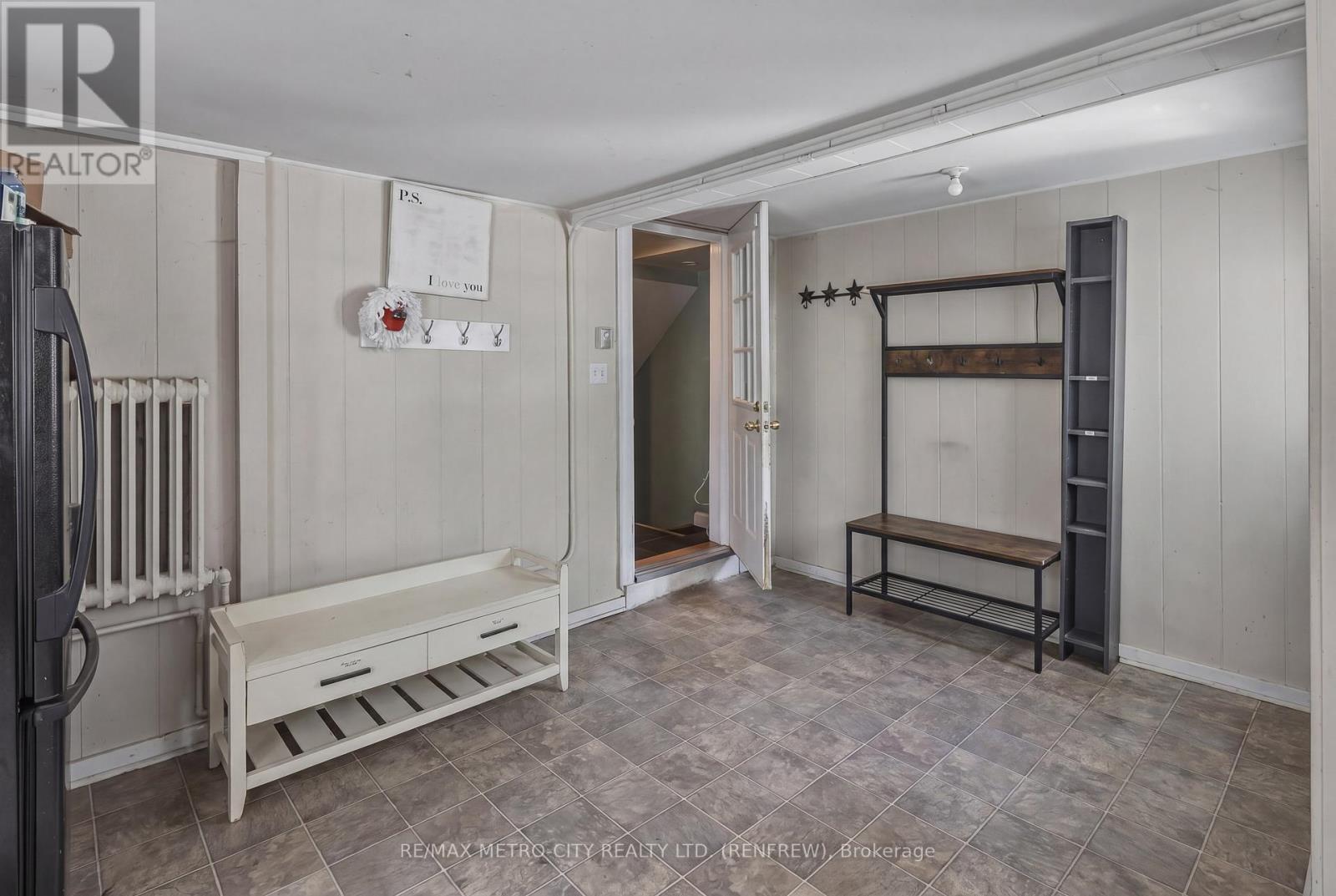 560 RAGLAN STREET S - 33