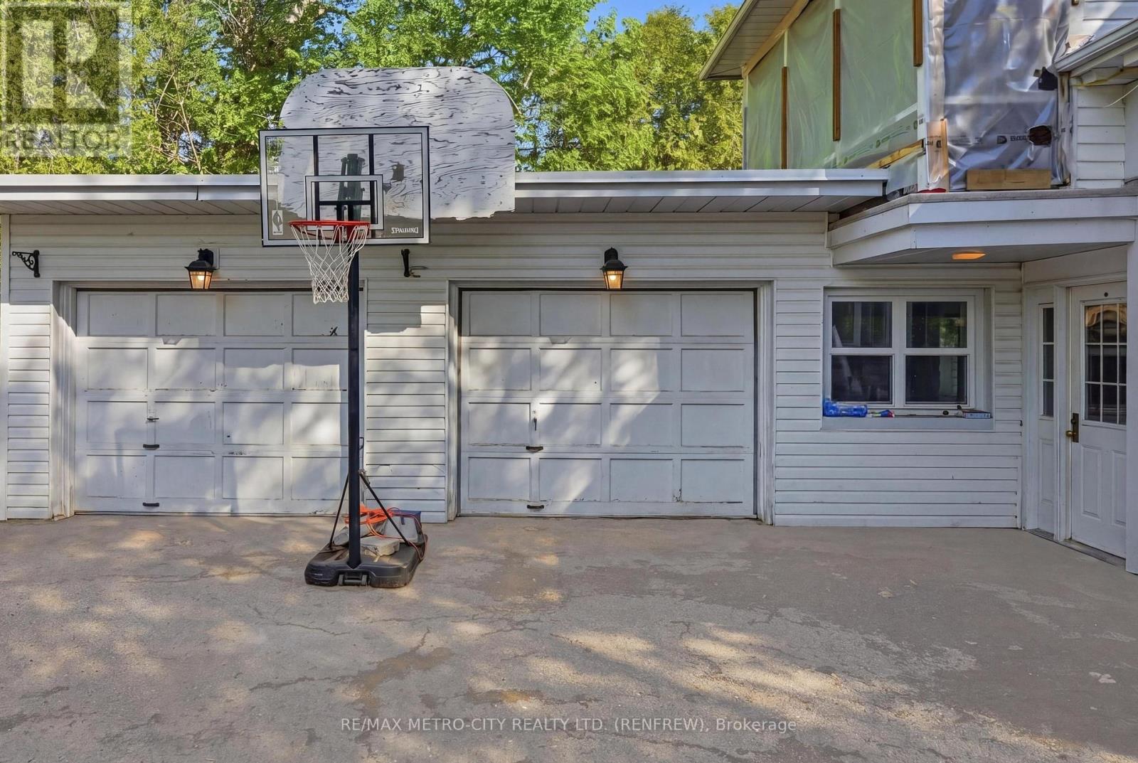 560 RAGLAN STREET S - 34