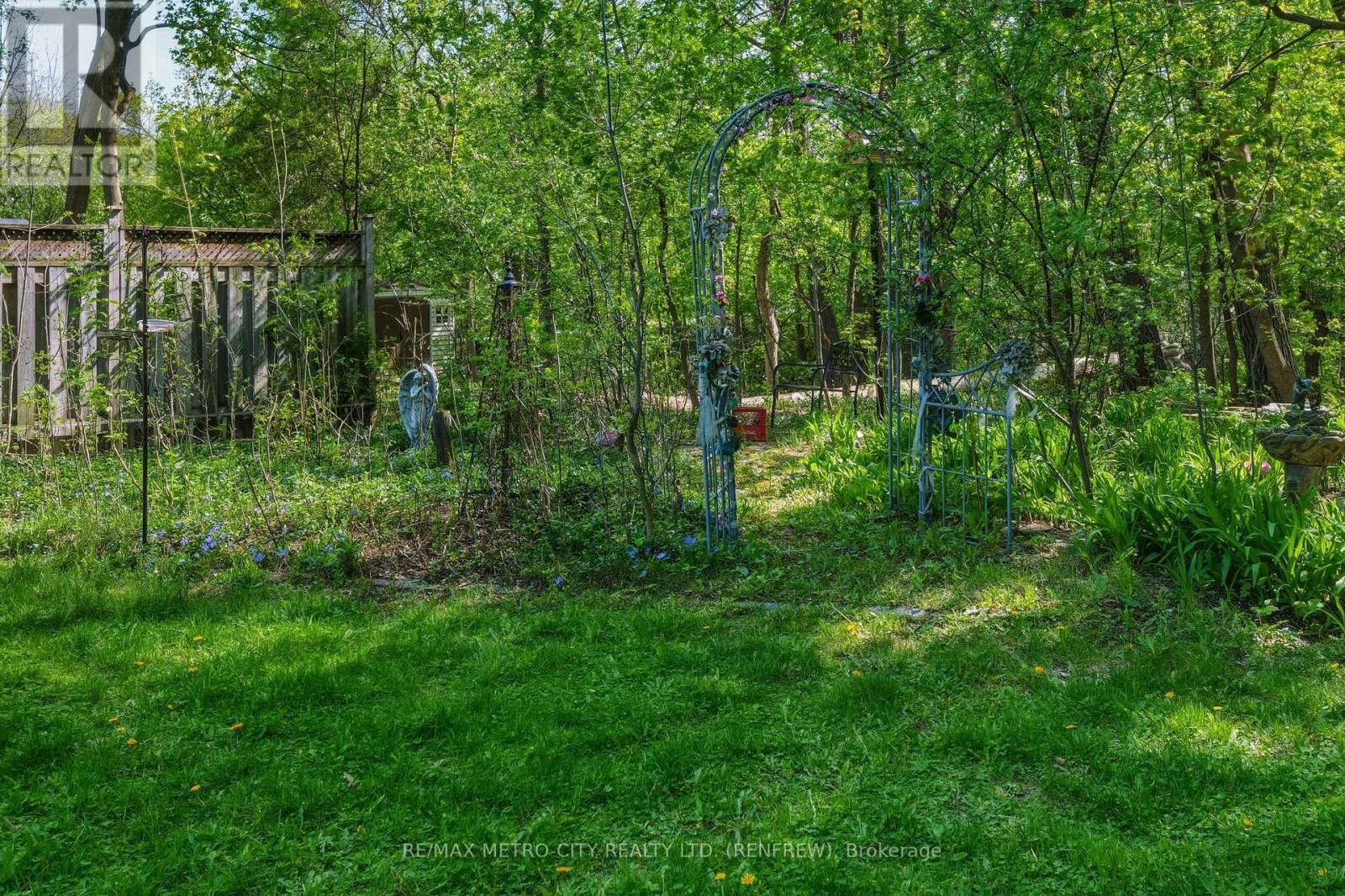 560 RAGLAN STREET S - 38