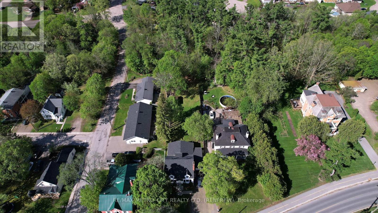 560 RAGLAN STREET S - 5