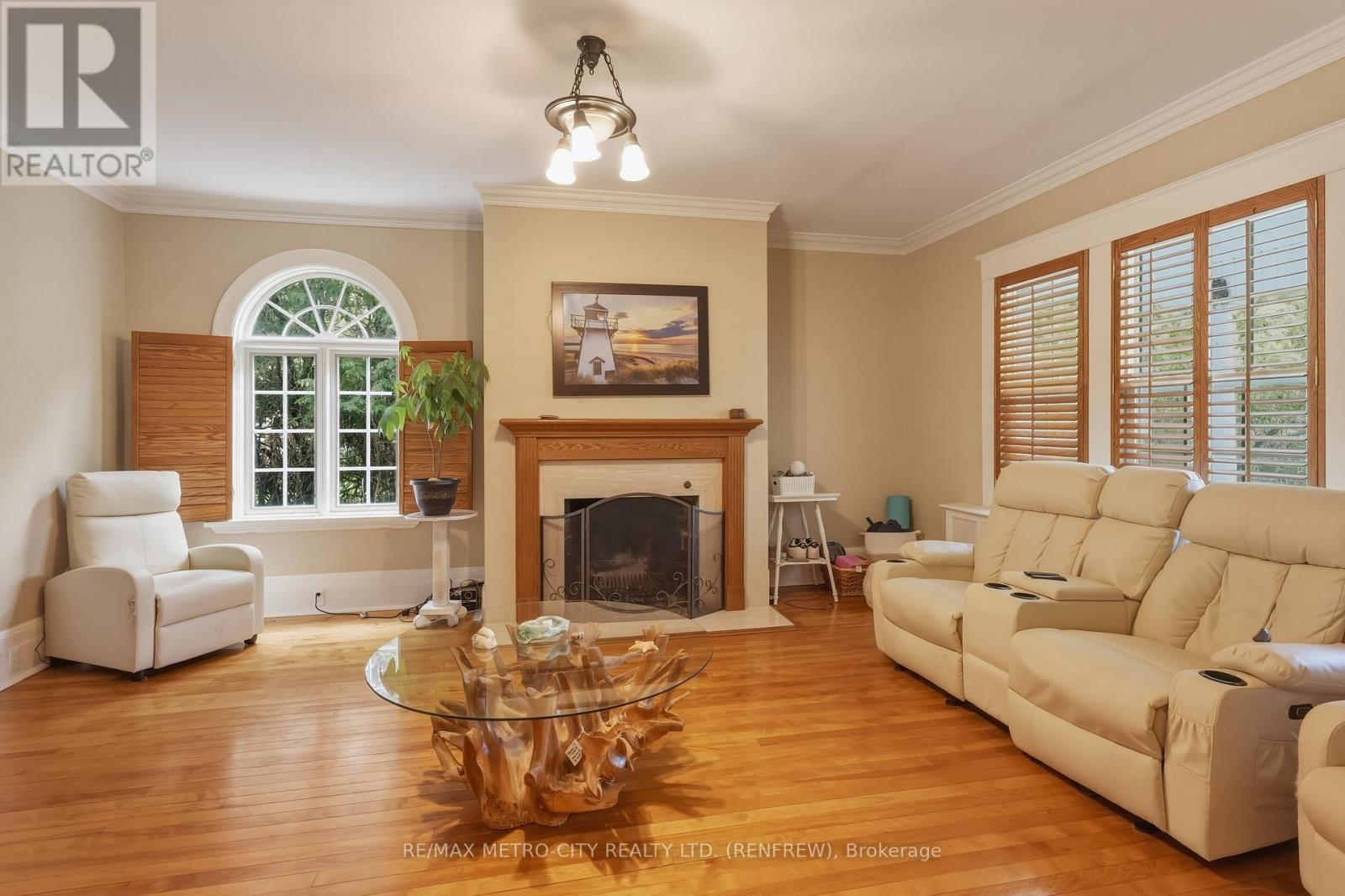 560 RAGLAN STREET S - 8