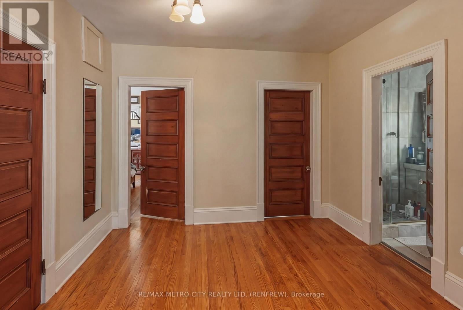 560 RAGLAN STREET S - 21