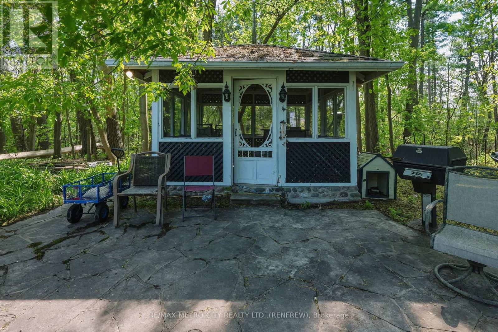 560 RAGLAN STREET S - 39