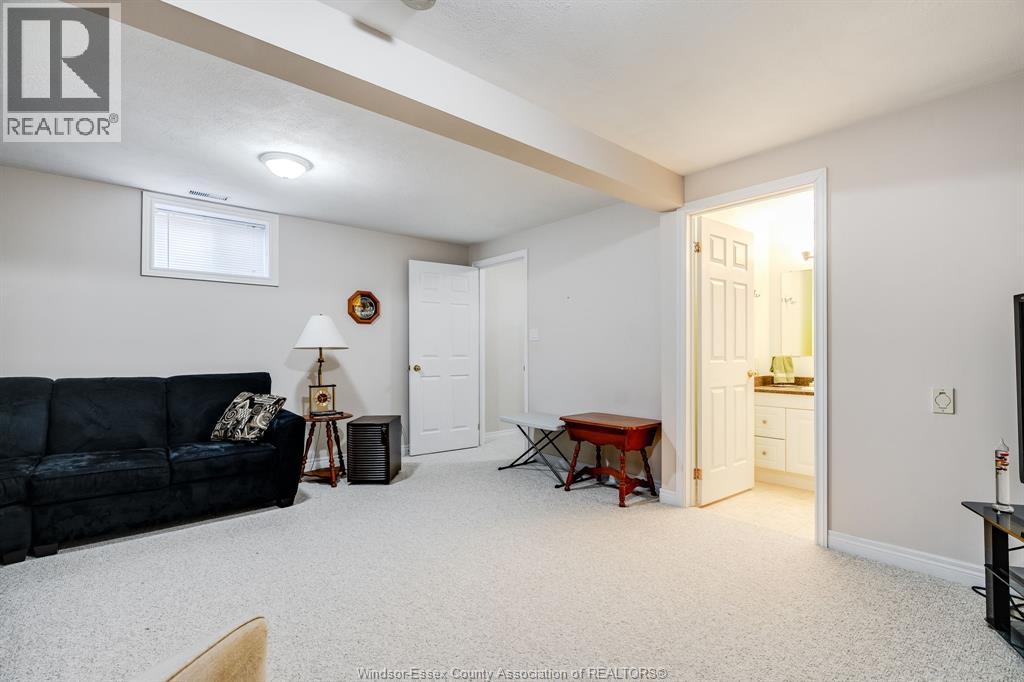 653 McNaughton AVENUE West - 27
