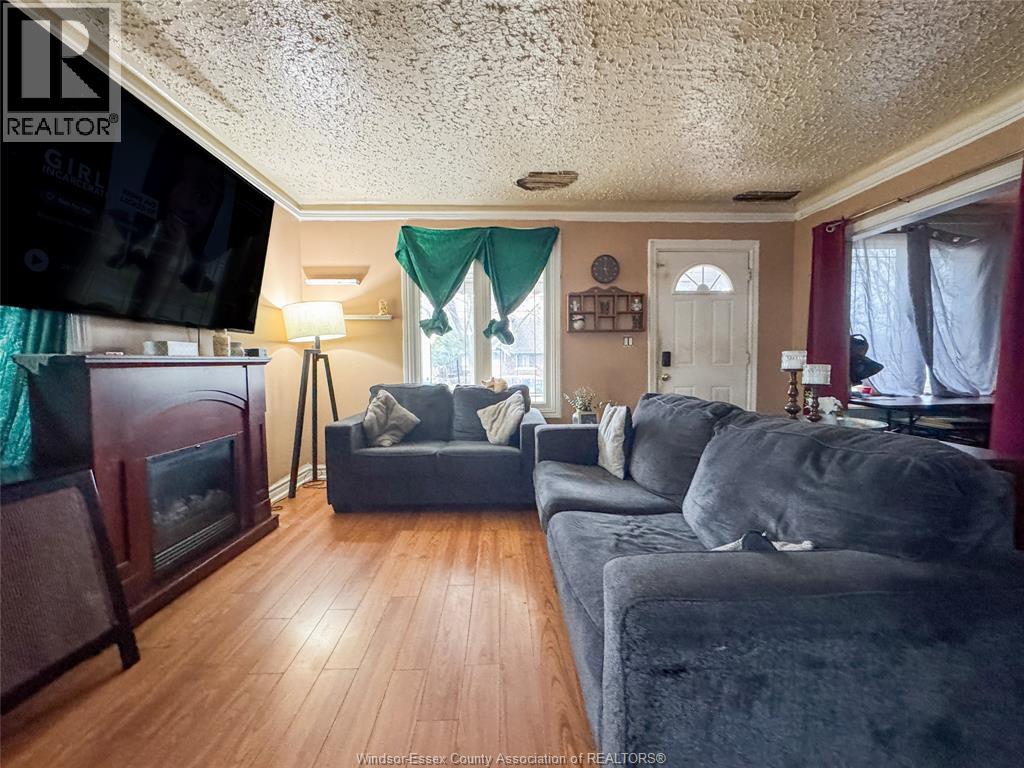 1090 WIGLE, Windsor, Ontario, N9C3M8 — Photo 3