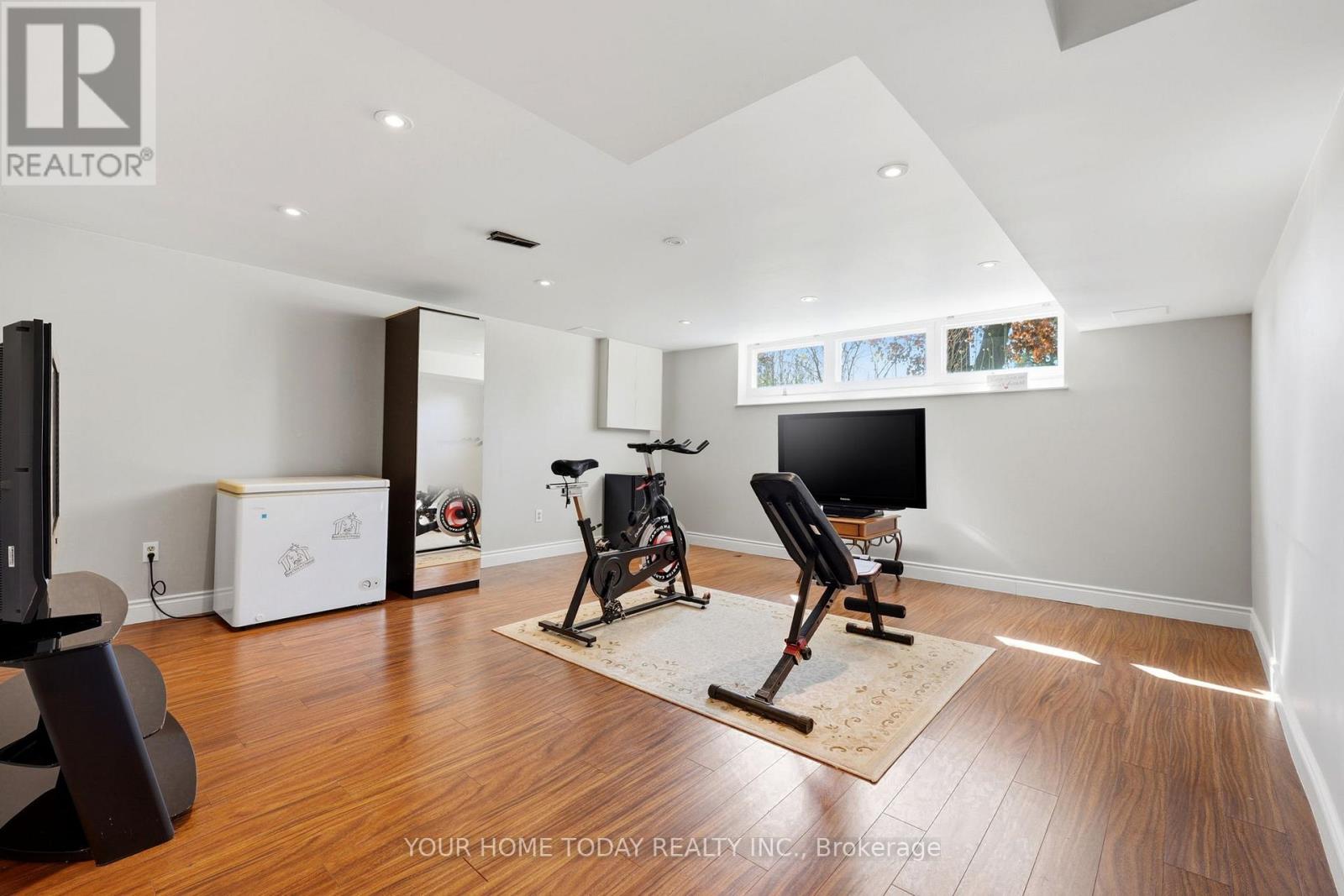 39 ELEANOR CRESCENT - 28