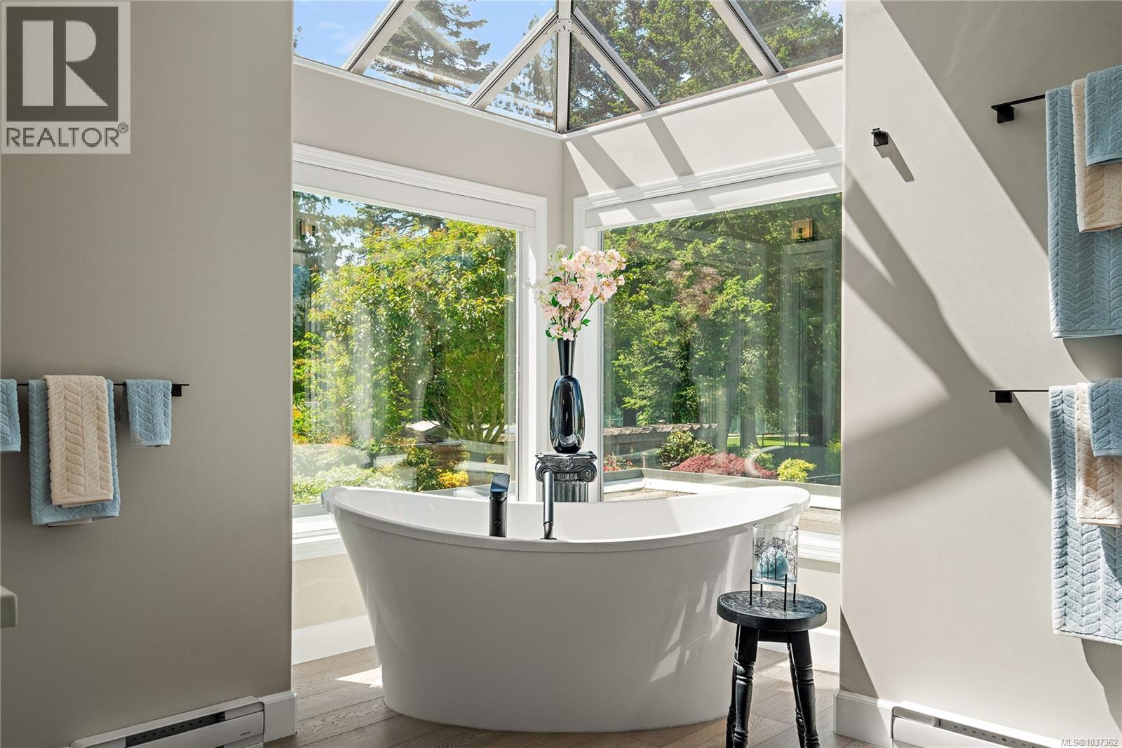 11096 Greenpark Dr, North Saanich