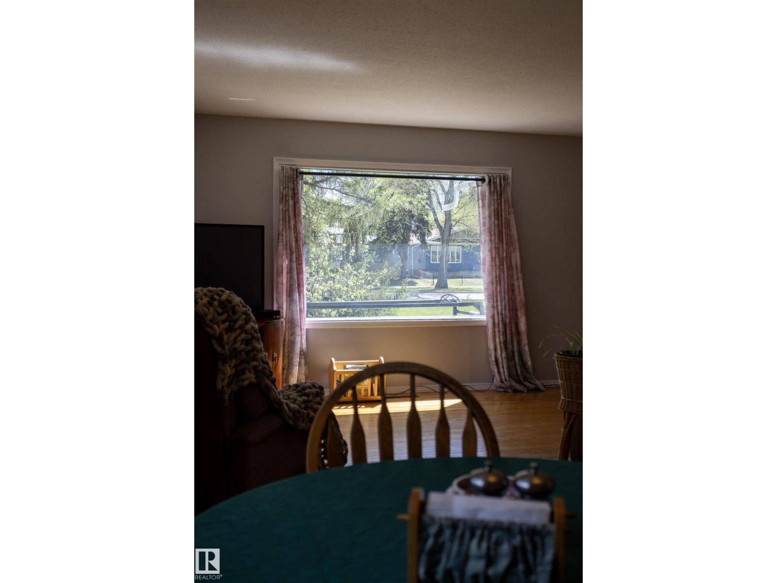 10428 68 AV NW - 31