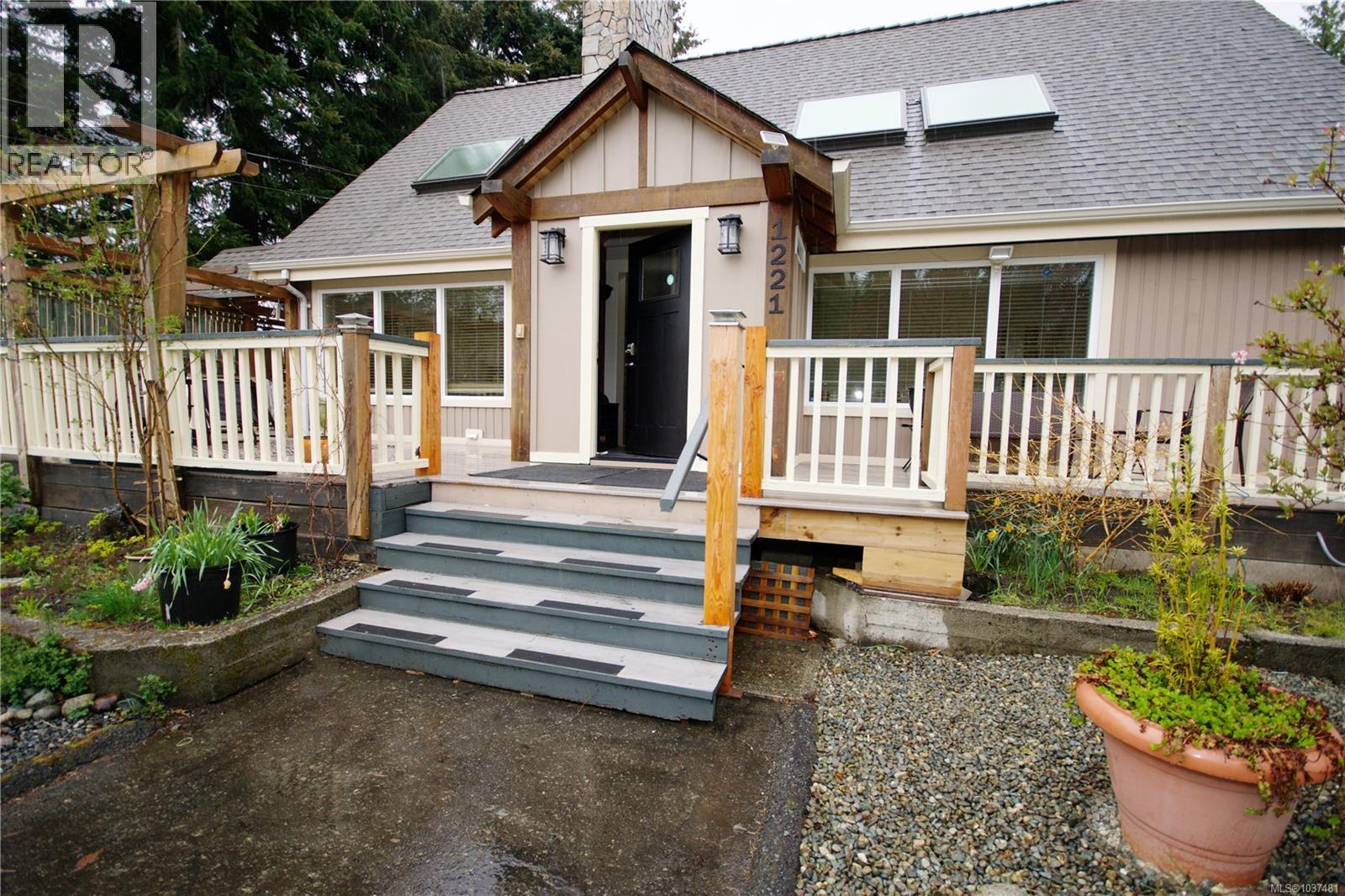 1221 Ganske Rd, Qualicum Beach