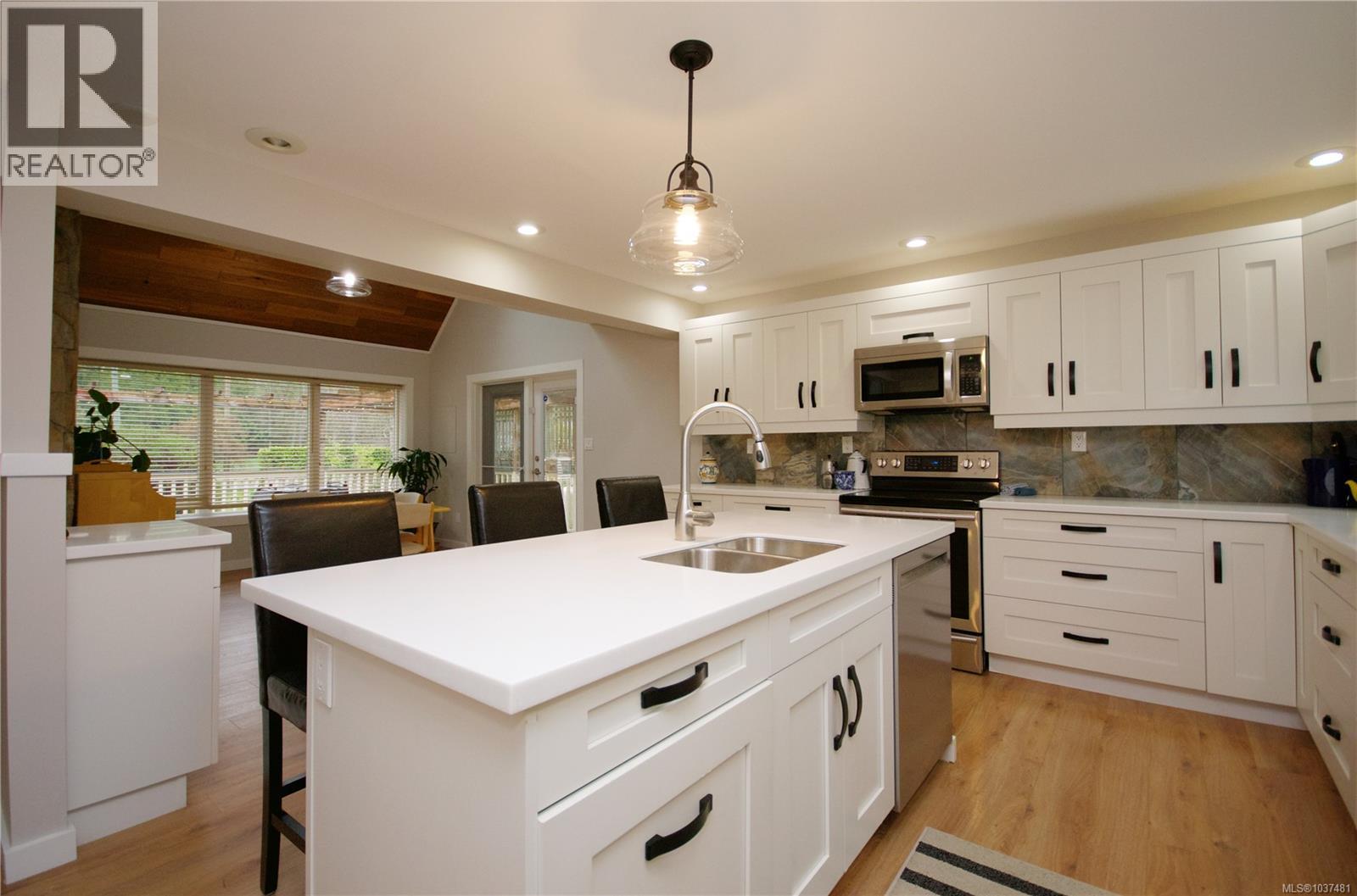 1221 Ganske Rd, Qualicum Beach