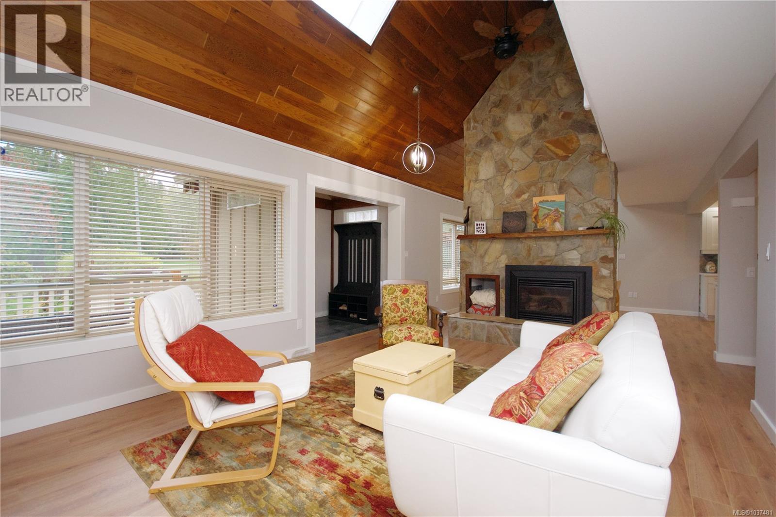 1221 Ganske Rd, Qualicum Beach
