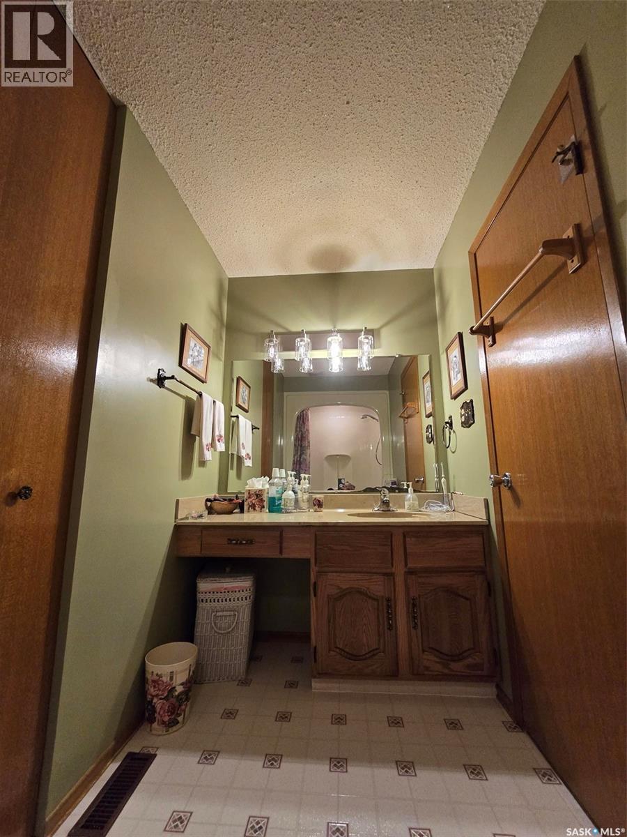 903 Assiniboia AVENUE - 27