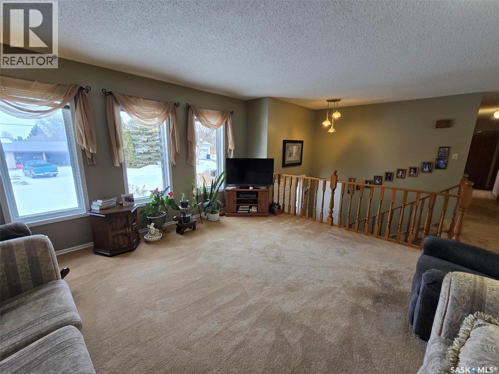 903 Assiniboia AVENUE - 6