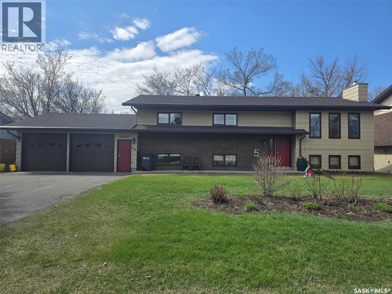 903 Assiniboia AVENUE - 1