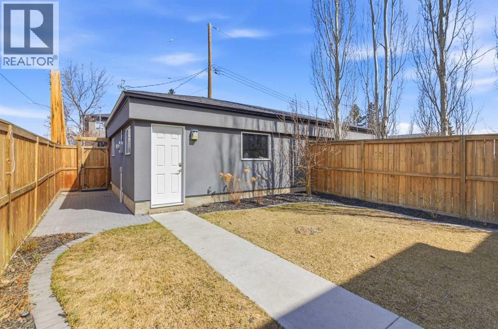2052 46 Avenue SW - 43