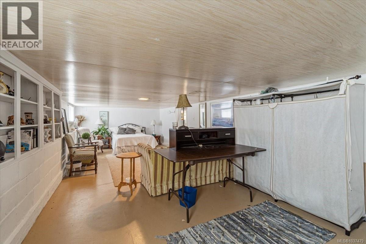 363 Pioneer Cres - 32