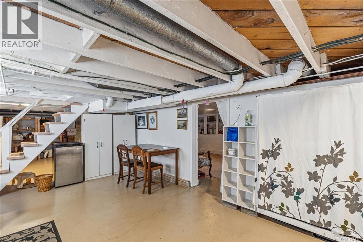 363 Pioneer Cres - 36