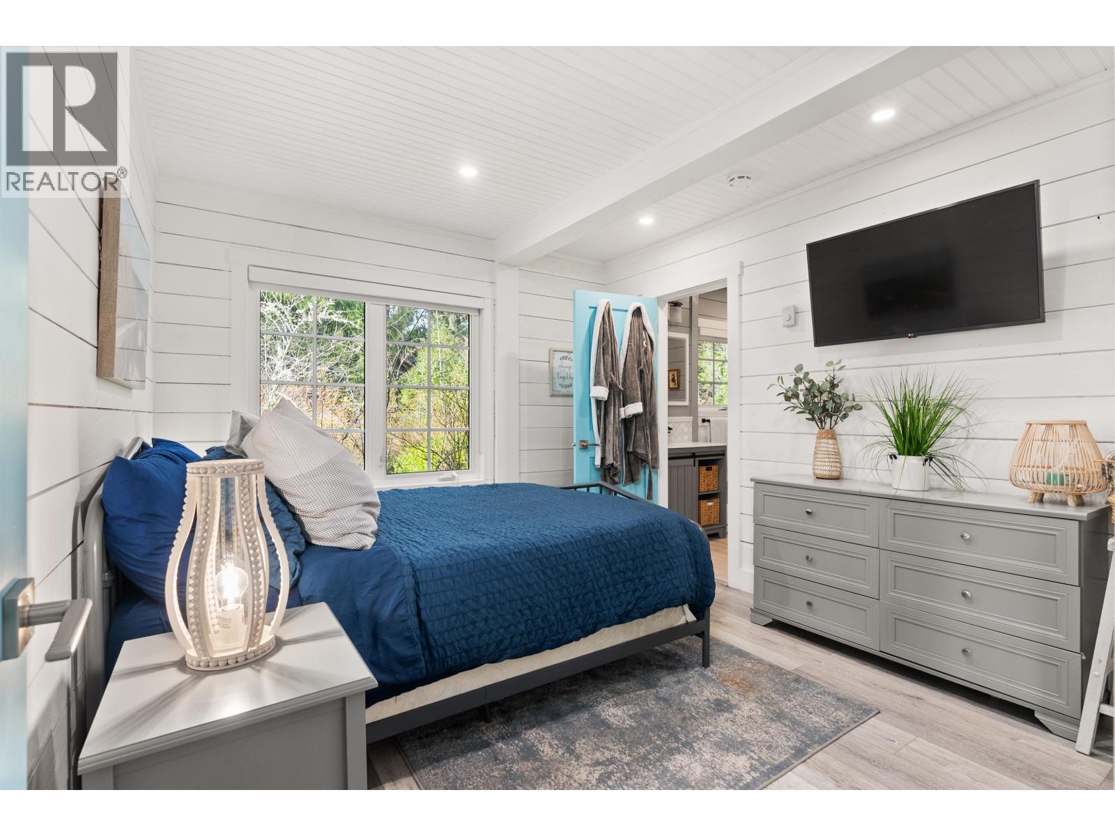 6129 SECHELT INLET ROAD, Sechelt