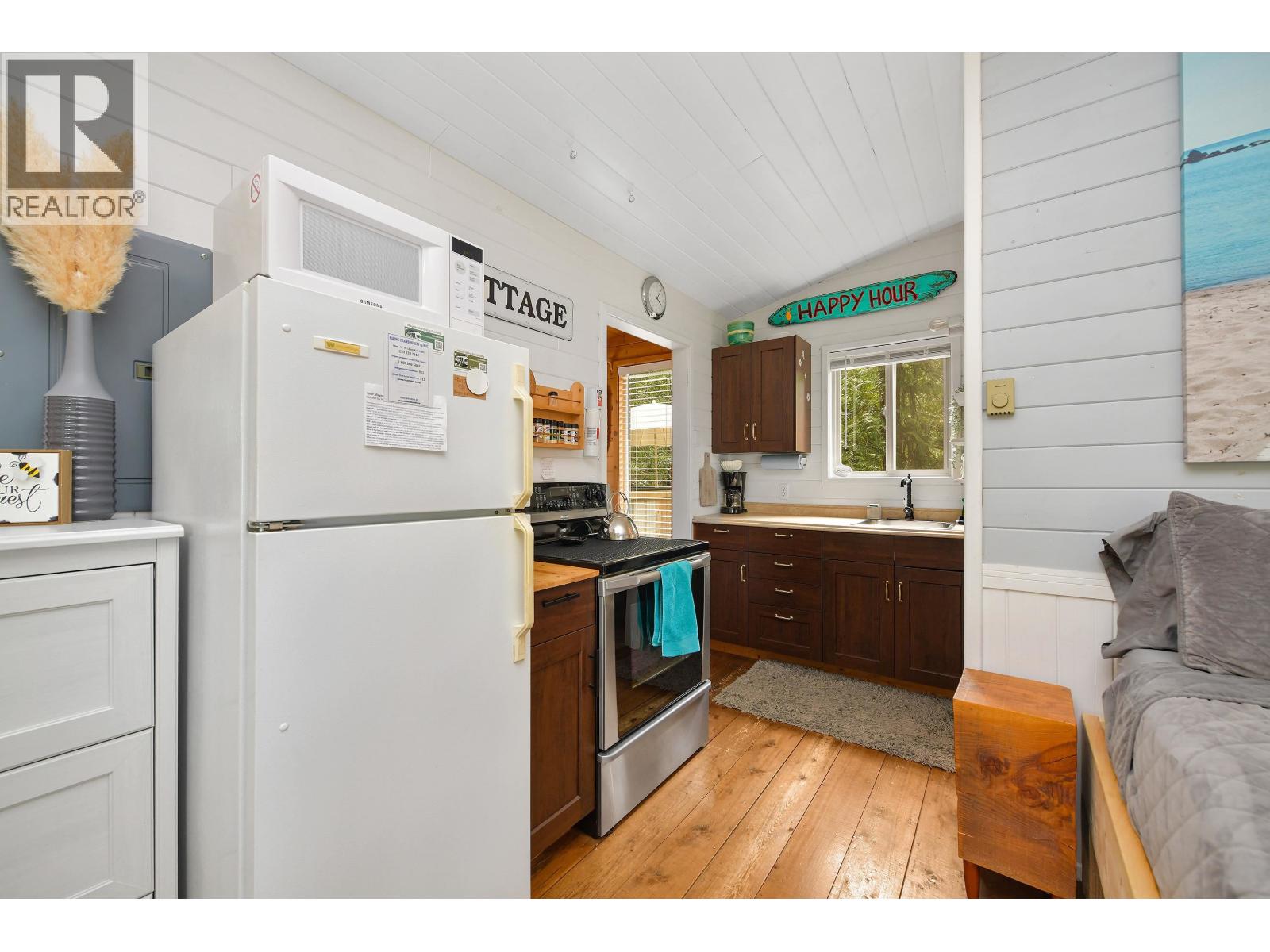 430 MCKERCHER ROAD, Mayne Island