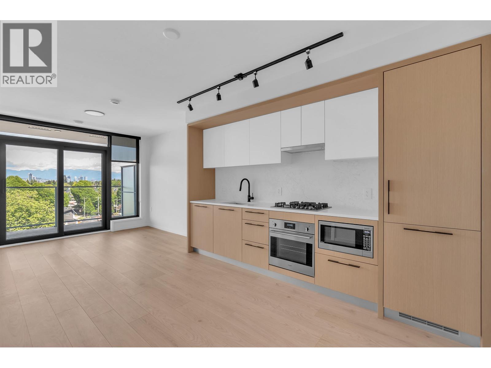 7XX 2729 KINGSWAY, Vancouver