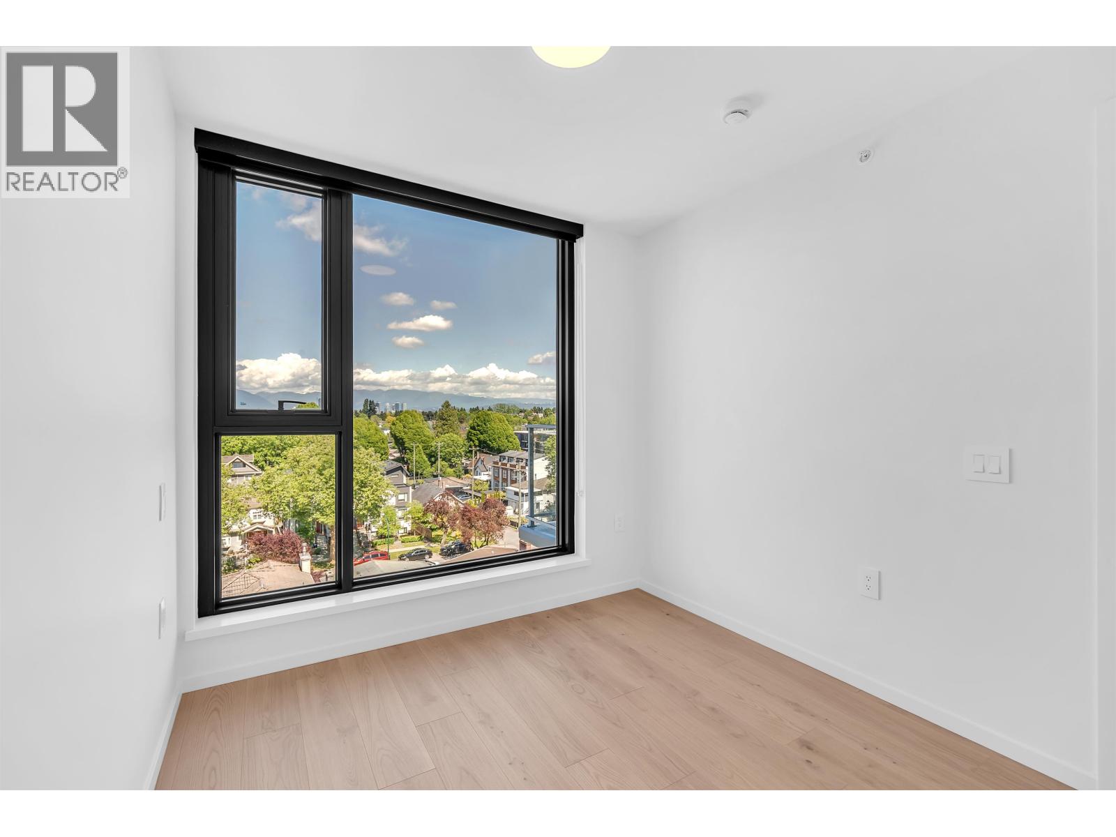 7XX 2729 KINGSWAY, Vancouver