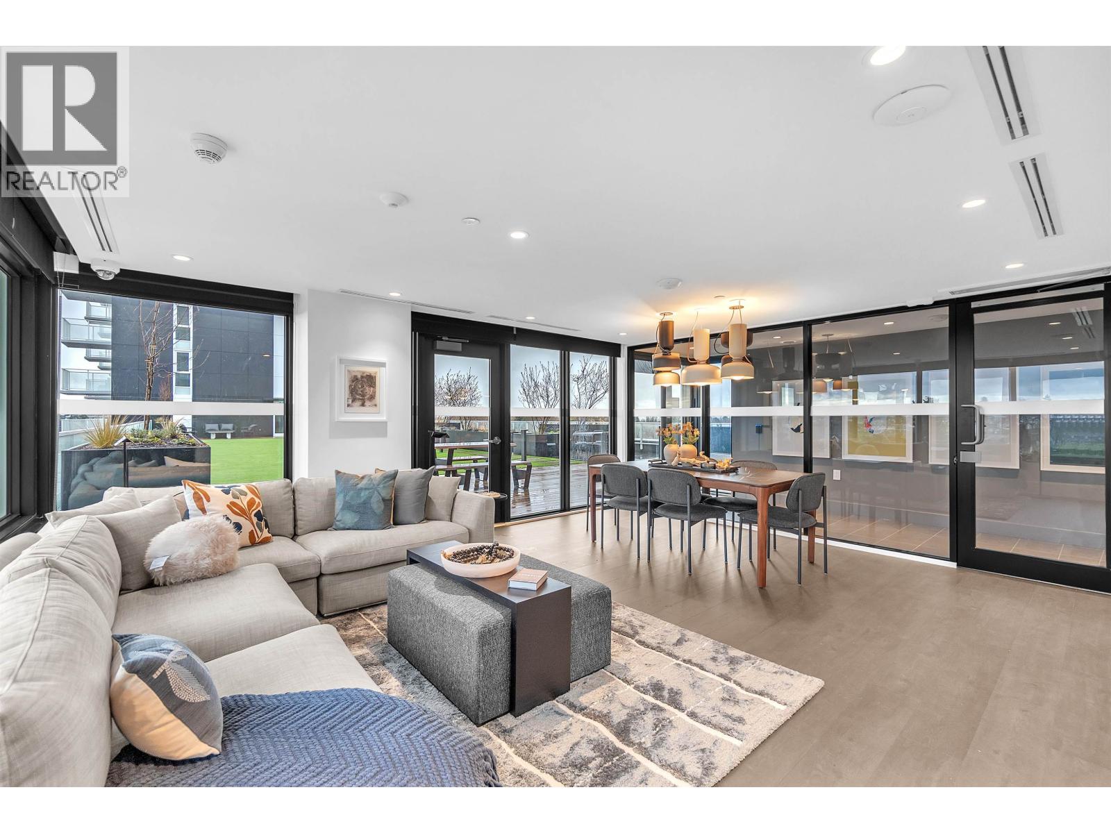 7XX 2729 KINGSWAY, Vancouver