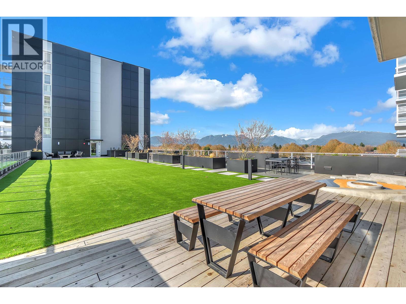 7XX 2729 KINGSWAY, Vancouver