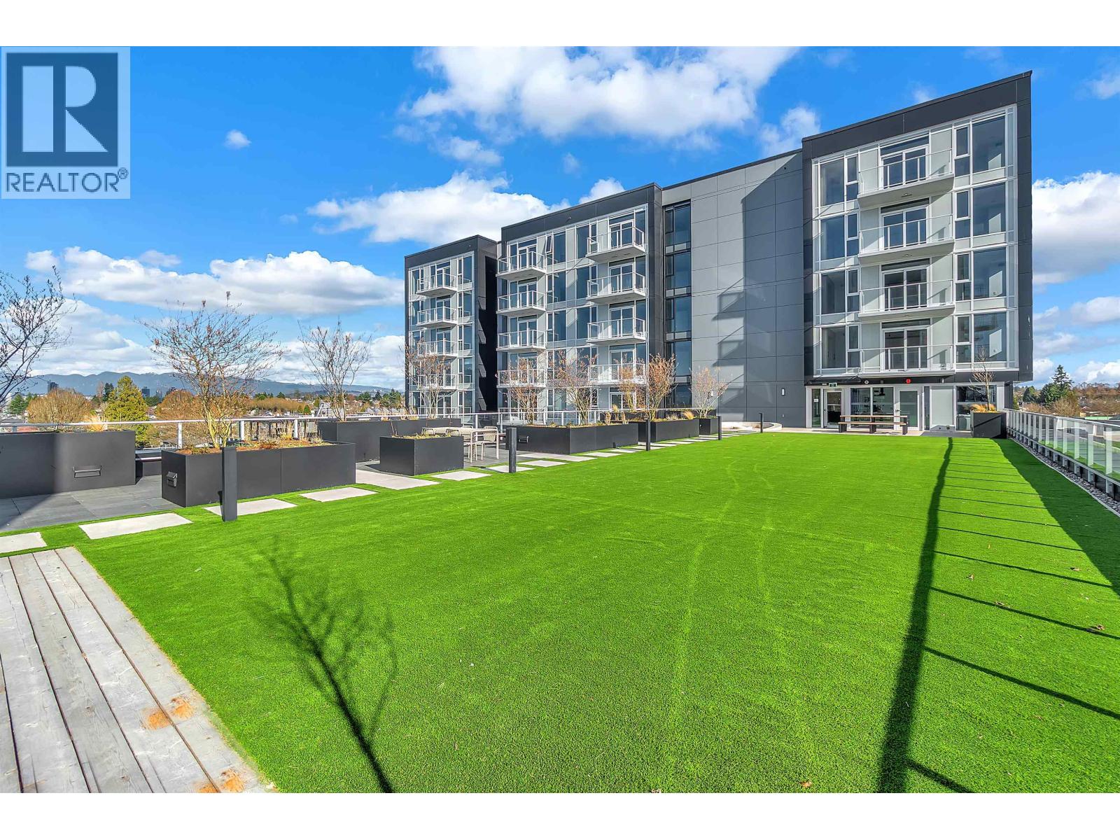7XX 2729 KINGSWAY, Vancouver