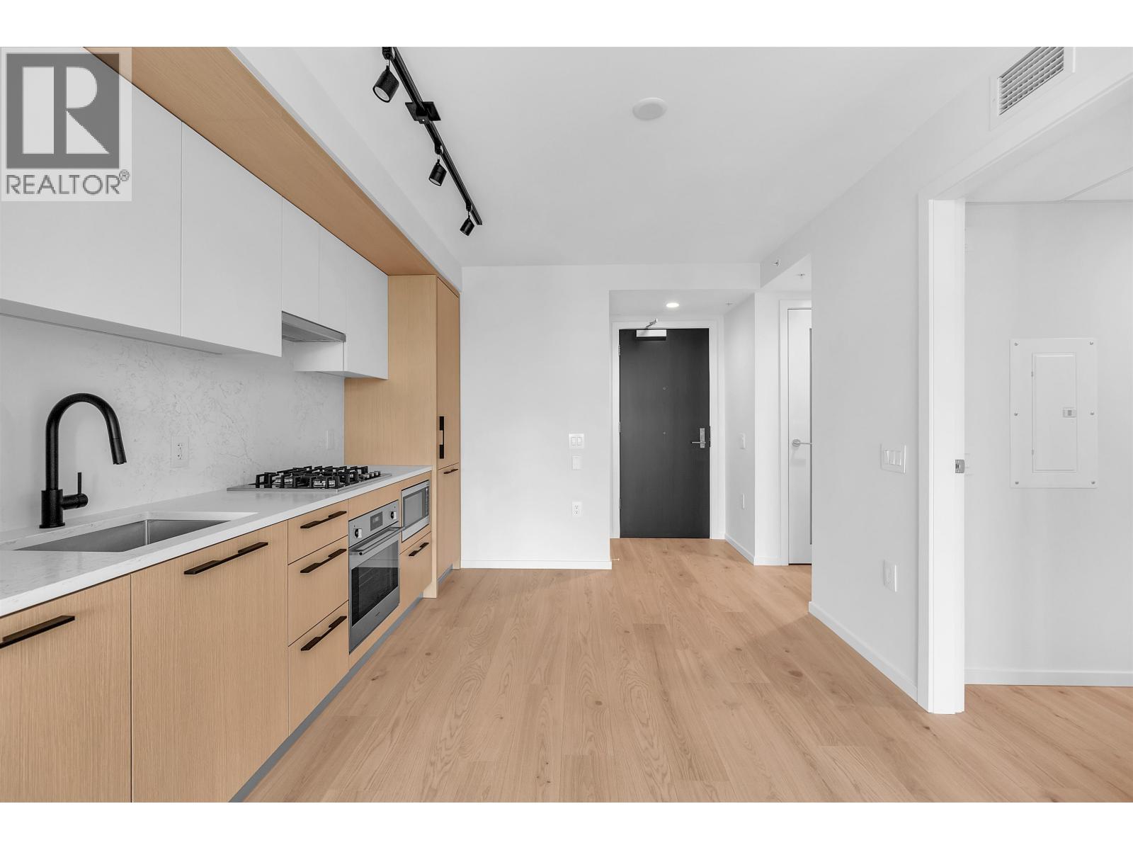 7XX 2729 KINGSWAY, Vancouver
