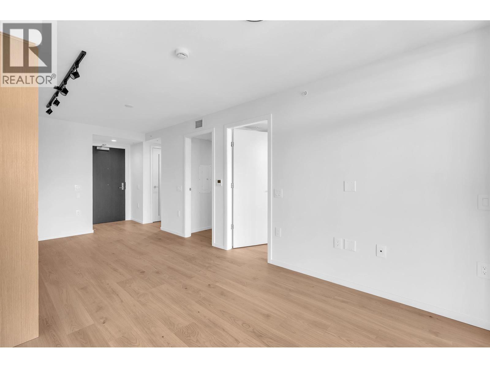 7XX 2729 KINGSWAY, Vancouver