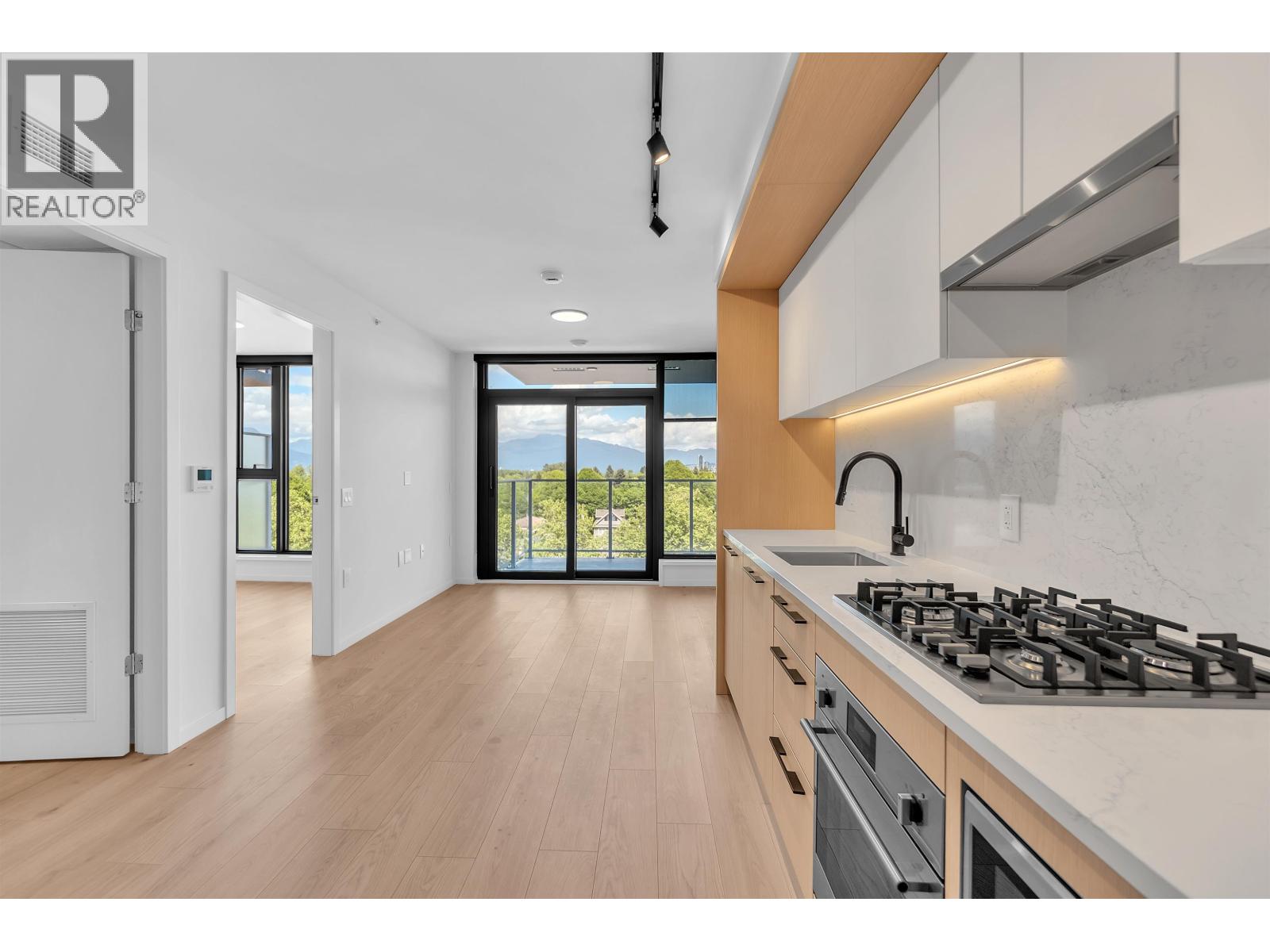 7XX 2729 KINGSWAY, Vancouver