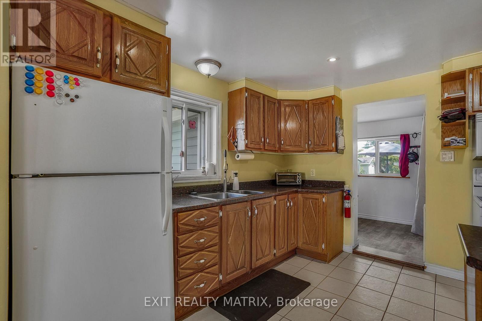 975 QUEEN STREET - 10