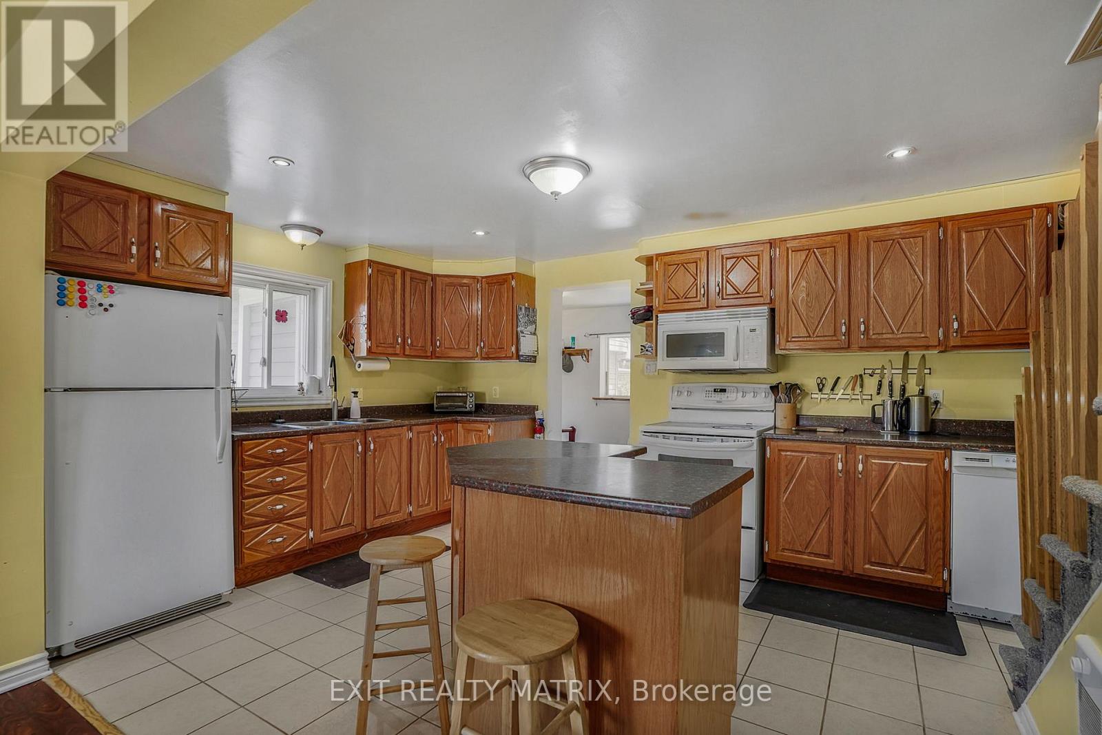 975 QUEEN STREET - 11
