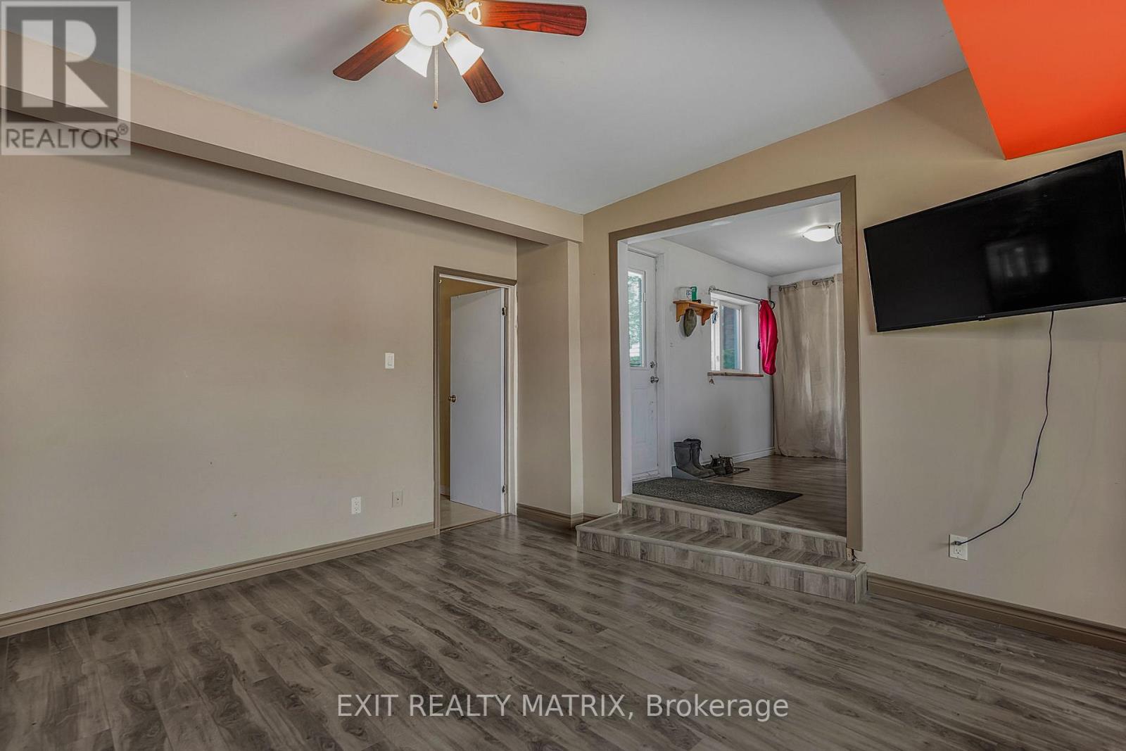 975 QUEEN STREET - 18