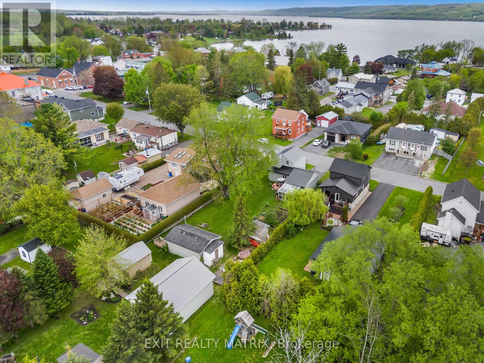 975 QUEEN STREET - 36