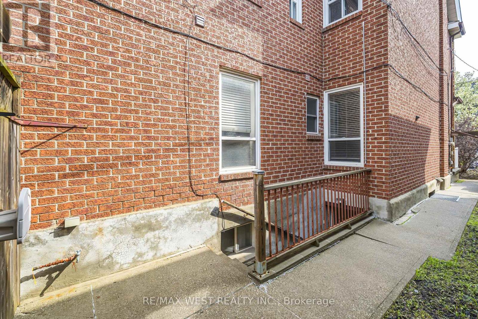 404 MANNING AVENUE - 28
