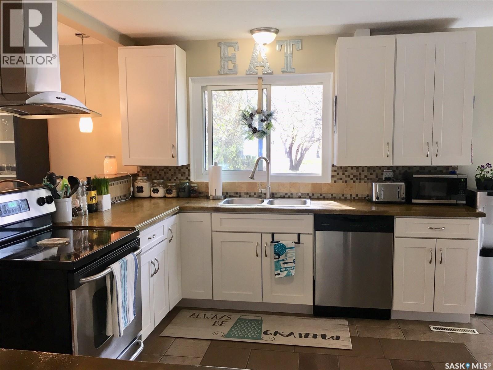 114 Gladstone AVENUE S - Image 2