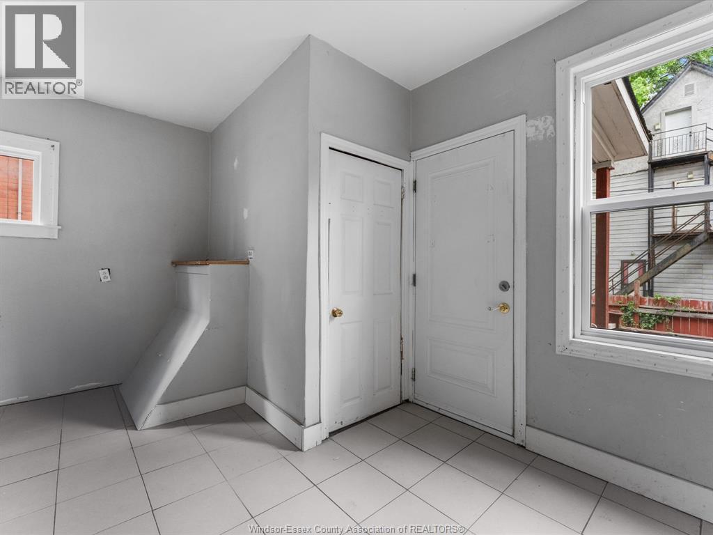 1046-1048 Pelissier, Windsor, Ontario, N9A4L7 — Photo 2