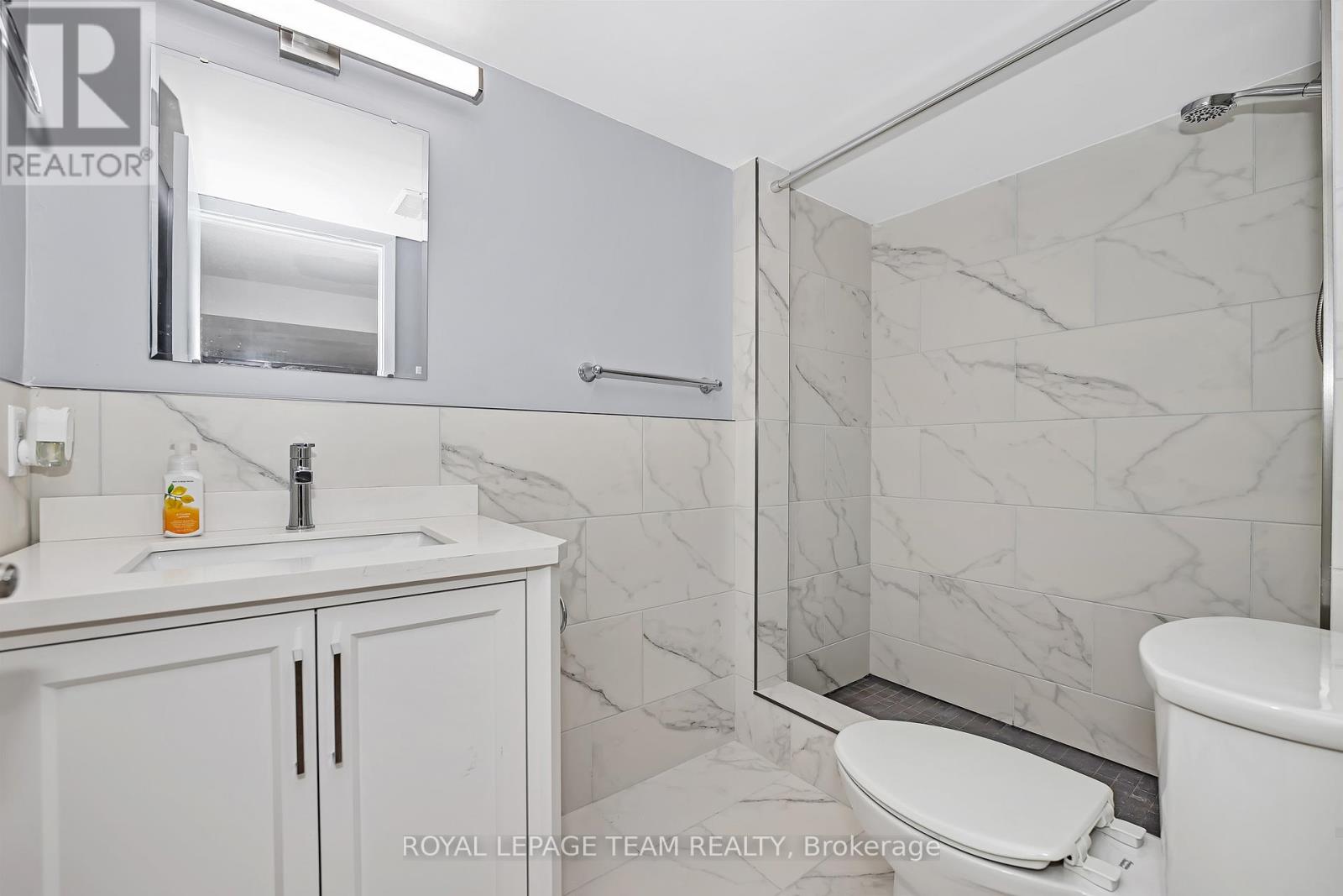 12 LARGO CRESCENT - 32