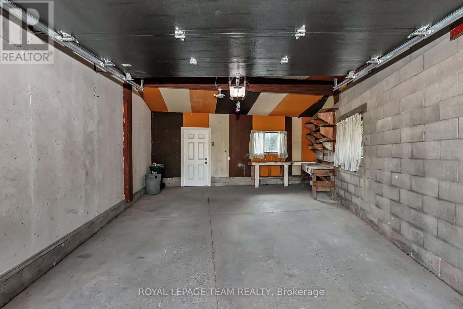 12 LARGO CRESCENT - 36