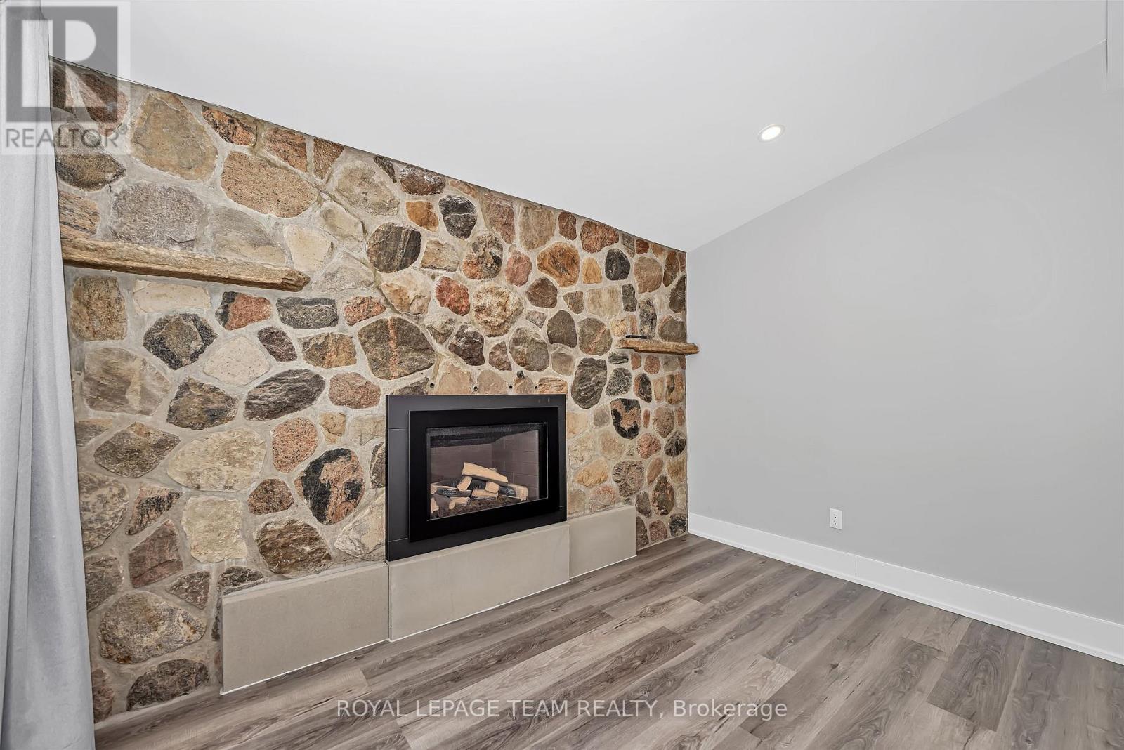 12 LARGO CRESCENT - 8