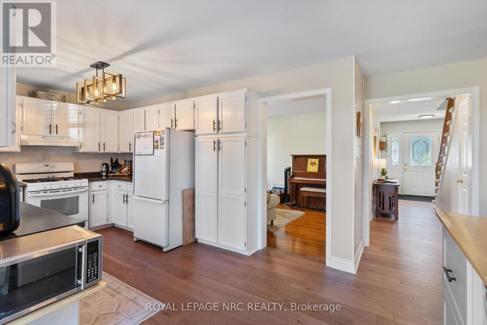 13 CRYSLER CRESCENT - 10