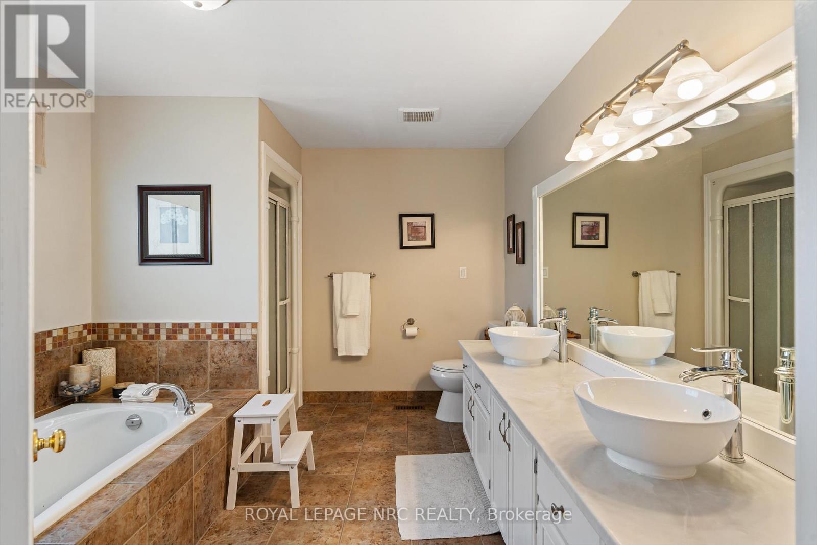 13 CRYSLER CRESCENT - 26