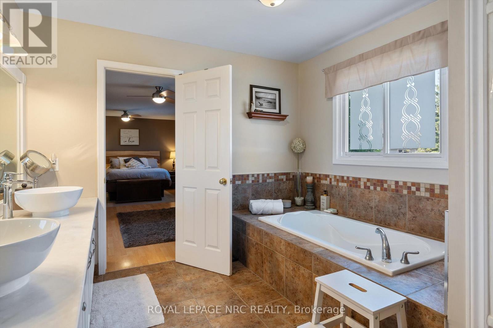 13 CRYSLER CRESCENT - 27