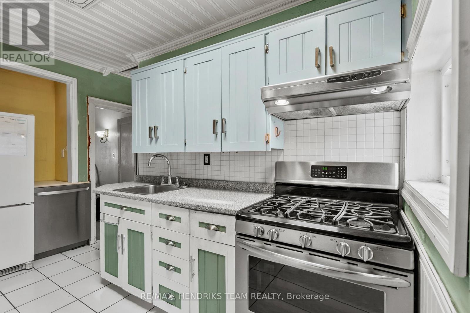 10 PEACHDALE AVENUE - 13