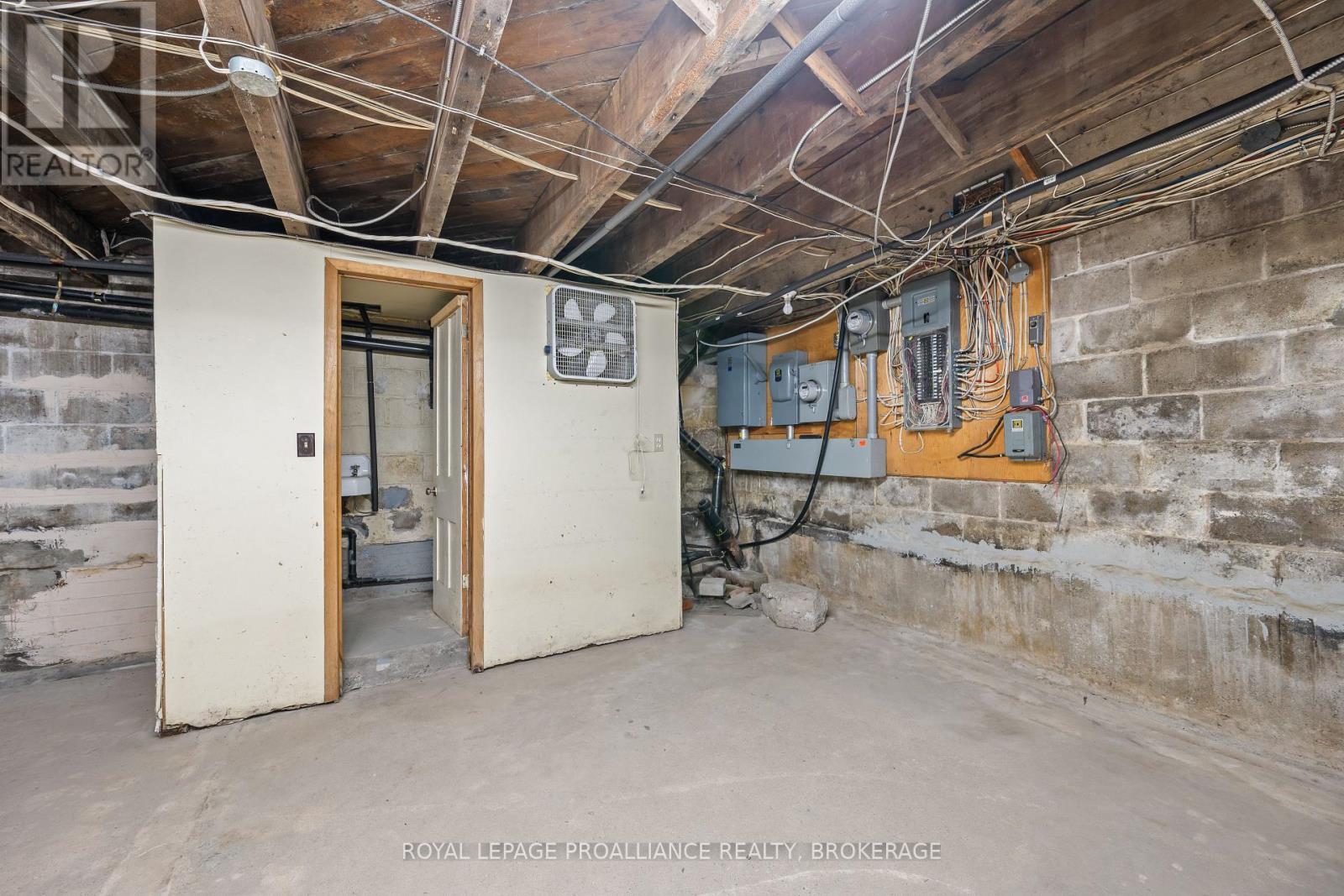 400 KING STREET W - 12