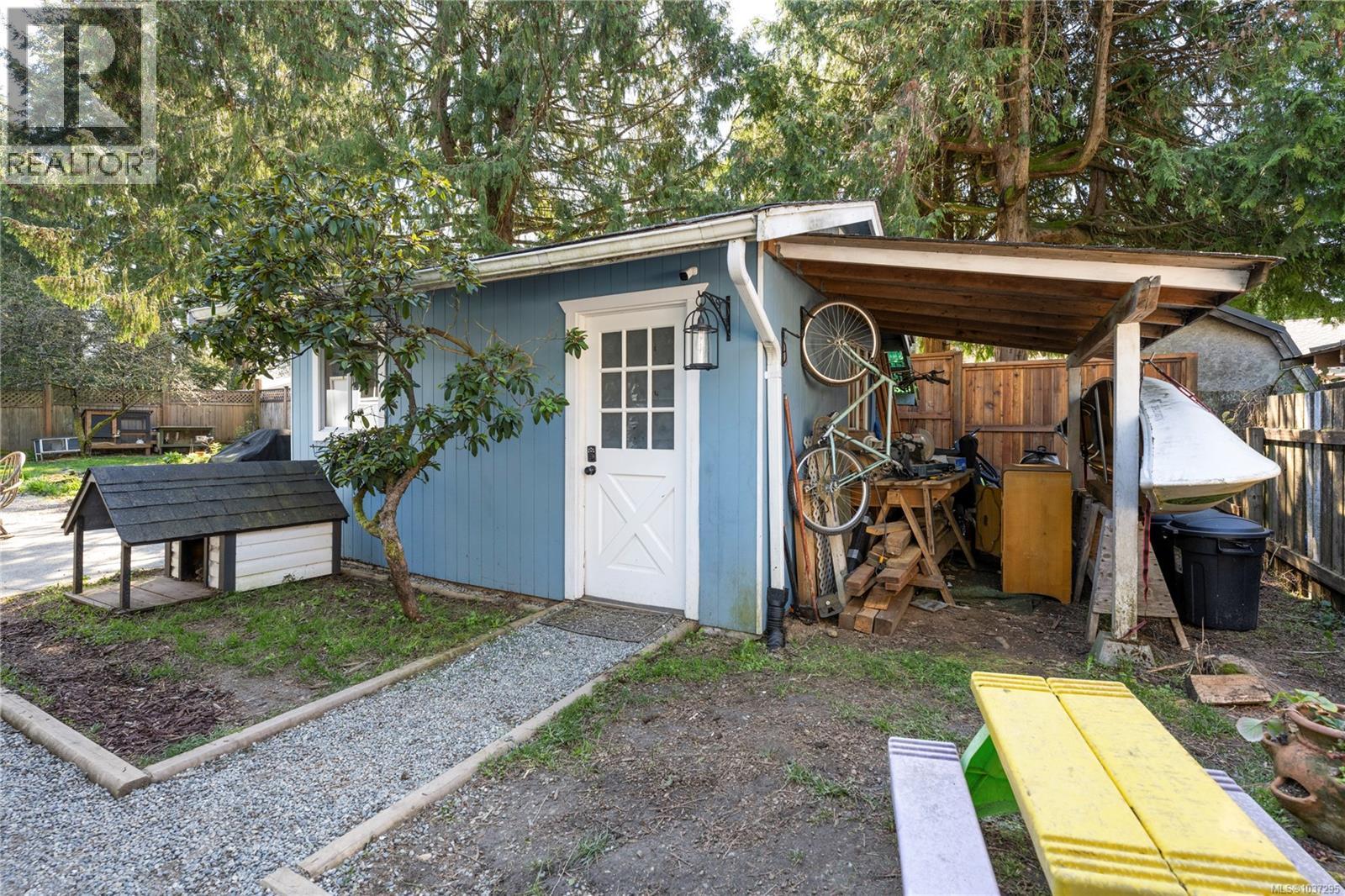 1817 Meadowlark Cres - 32